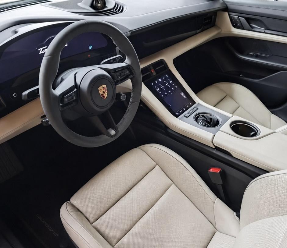 Očiščena notranjost Porsche vozila